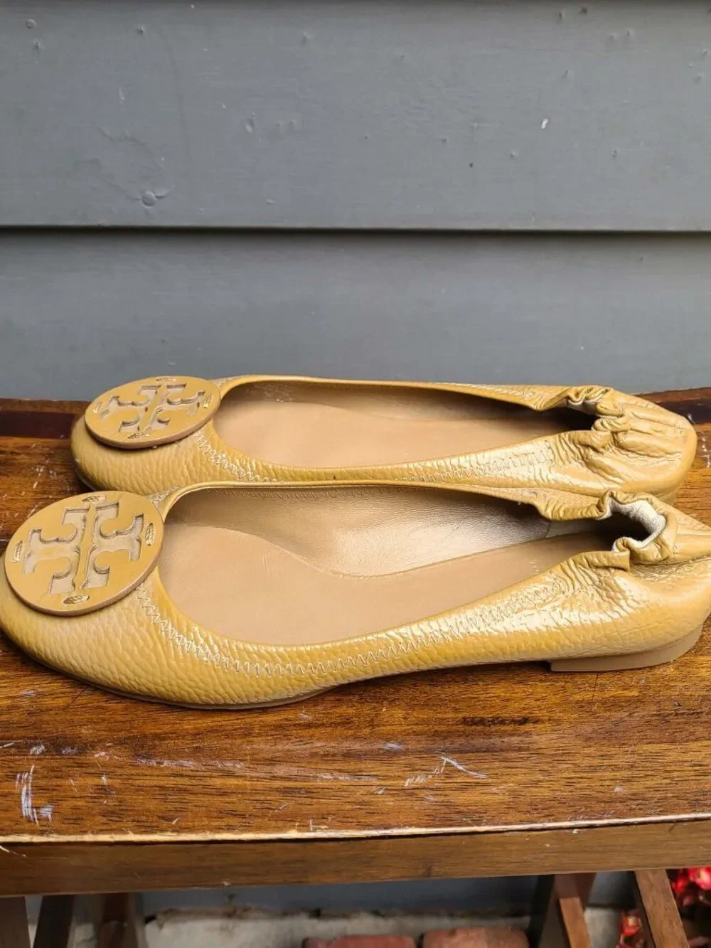 Tory Burch Reva Pebbled Leather Ballet Flats 8 1/2 in Camel